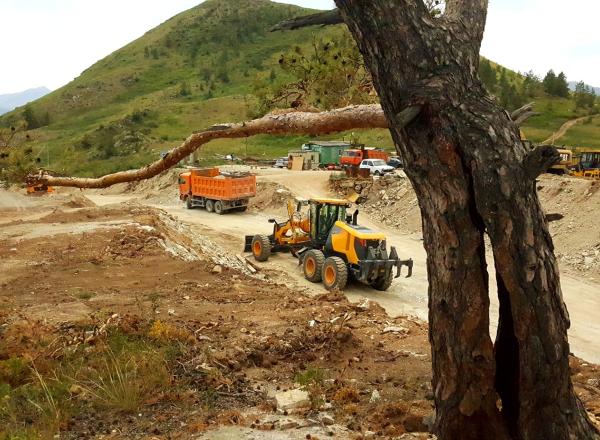 На побережье Бухтарминского водохранилища продолжается строительство новой дороги