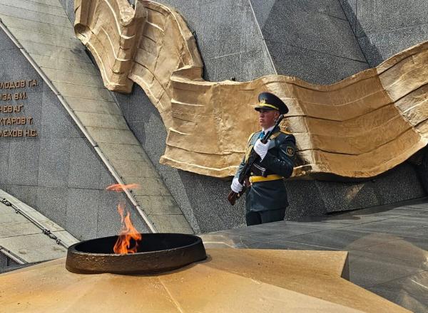В Усть-Каменогорске возложили цветы к Вечному огню