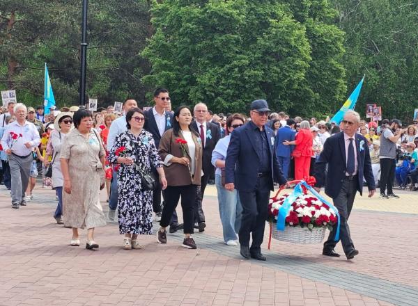 В Усть-Каменогорске возложили цветы к Вечному огню
