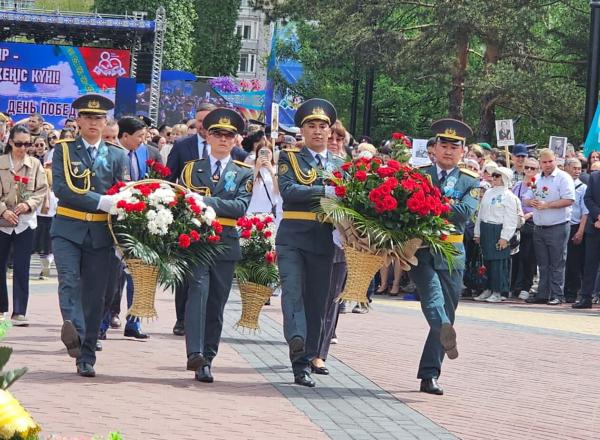 В Усть-Каменогорске возложили цветы к Вечному огню