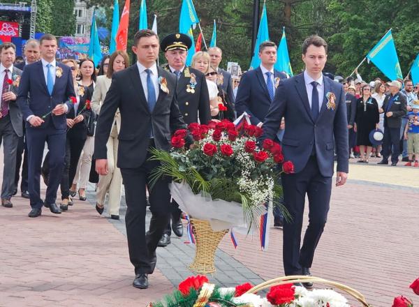 В Усть-Каменогорске возложили цветы к Вечному огню