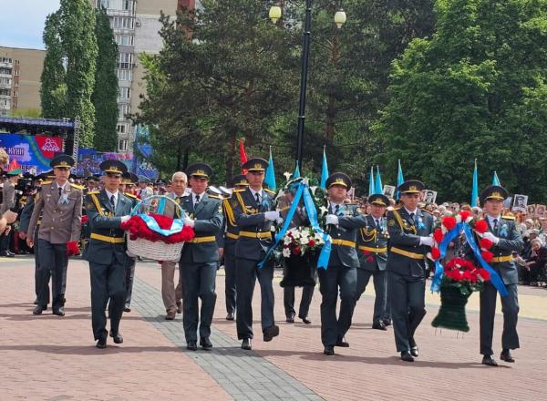 В Усть-Каменогорске возложили цветы к Вечному огню