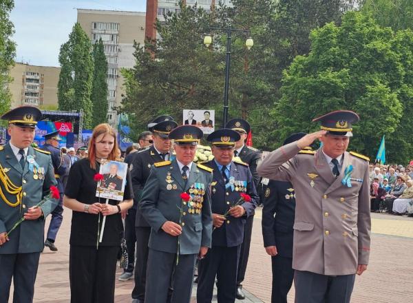 В Усть-Каменогорске возложили цветы к Вечному огню
