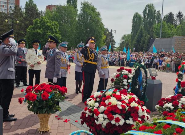 В Усть-Каменогорске возложили цветы к Вечному огню