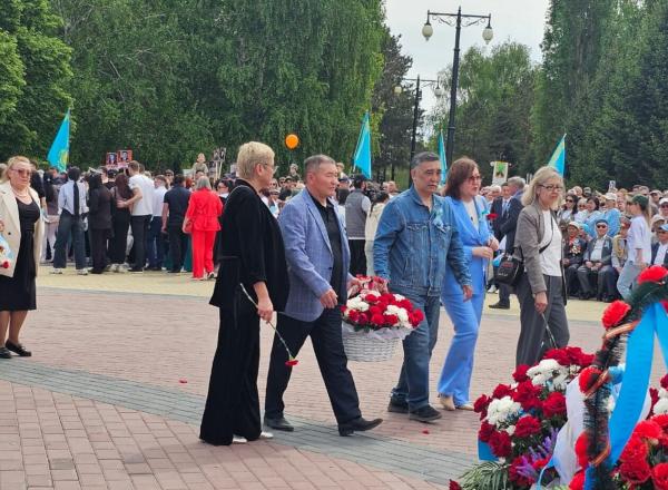 В Усть-Каменогорске возложили цветы к Вечному огню