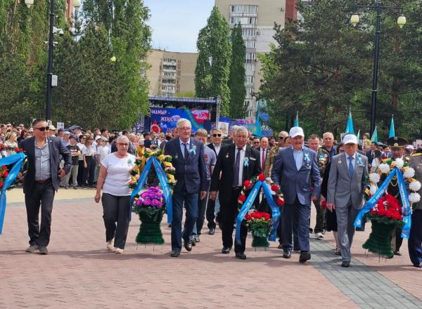 В Усть-Каменогорске возложили цветы к Вечному огню