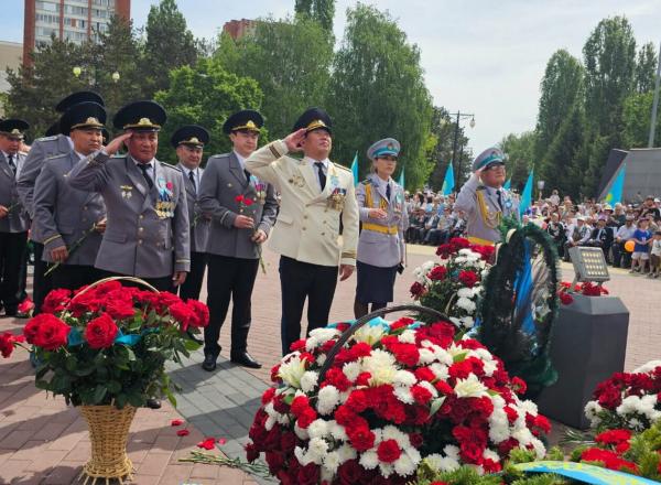 В Усть-Каменогорске возложили цветы к Вечному огню