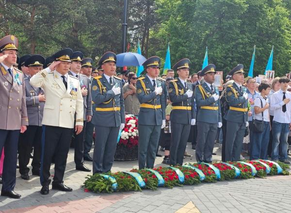 В Усть-Каменогорске возложили цветы к Вечному огню