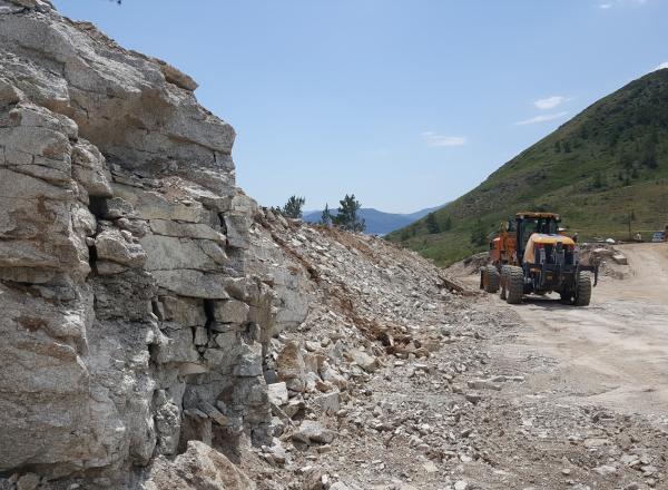 На побережье Бухтарминского водохранилища продолжается строительство новой дороги