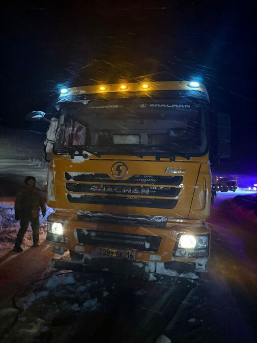 На трассе Усть-Каменогорск – Таргын – Самарское опрокинулся большегруз