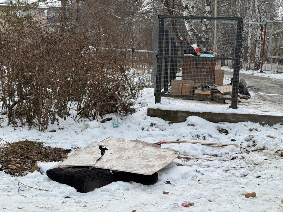 В городе Алтае продолжают обустраивать площадки для сбора твёрдых бытовых отходов