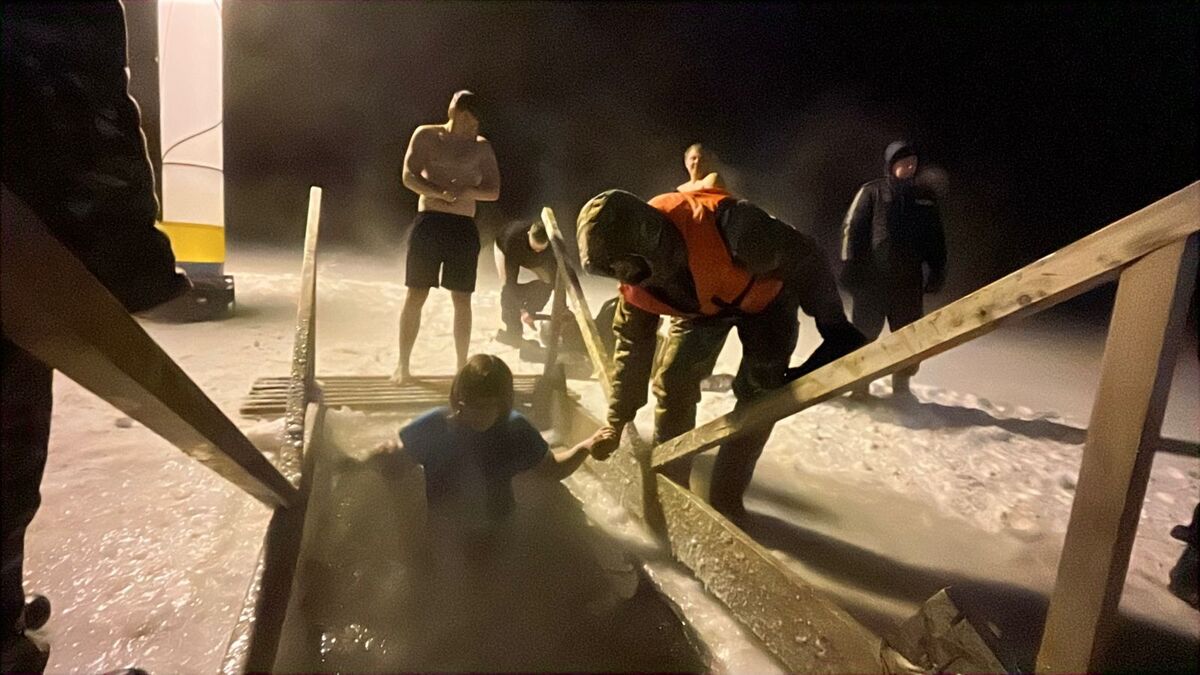 Свыше сотни человек окунулись в прорубь на Крещение в районе Алтай