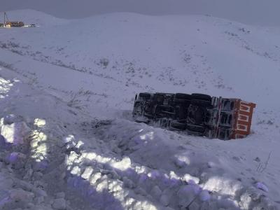 На трассе Усть-Каменогорск – Таргын – Самарское опрокинулся большегруз | Происшествия Noks.kz