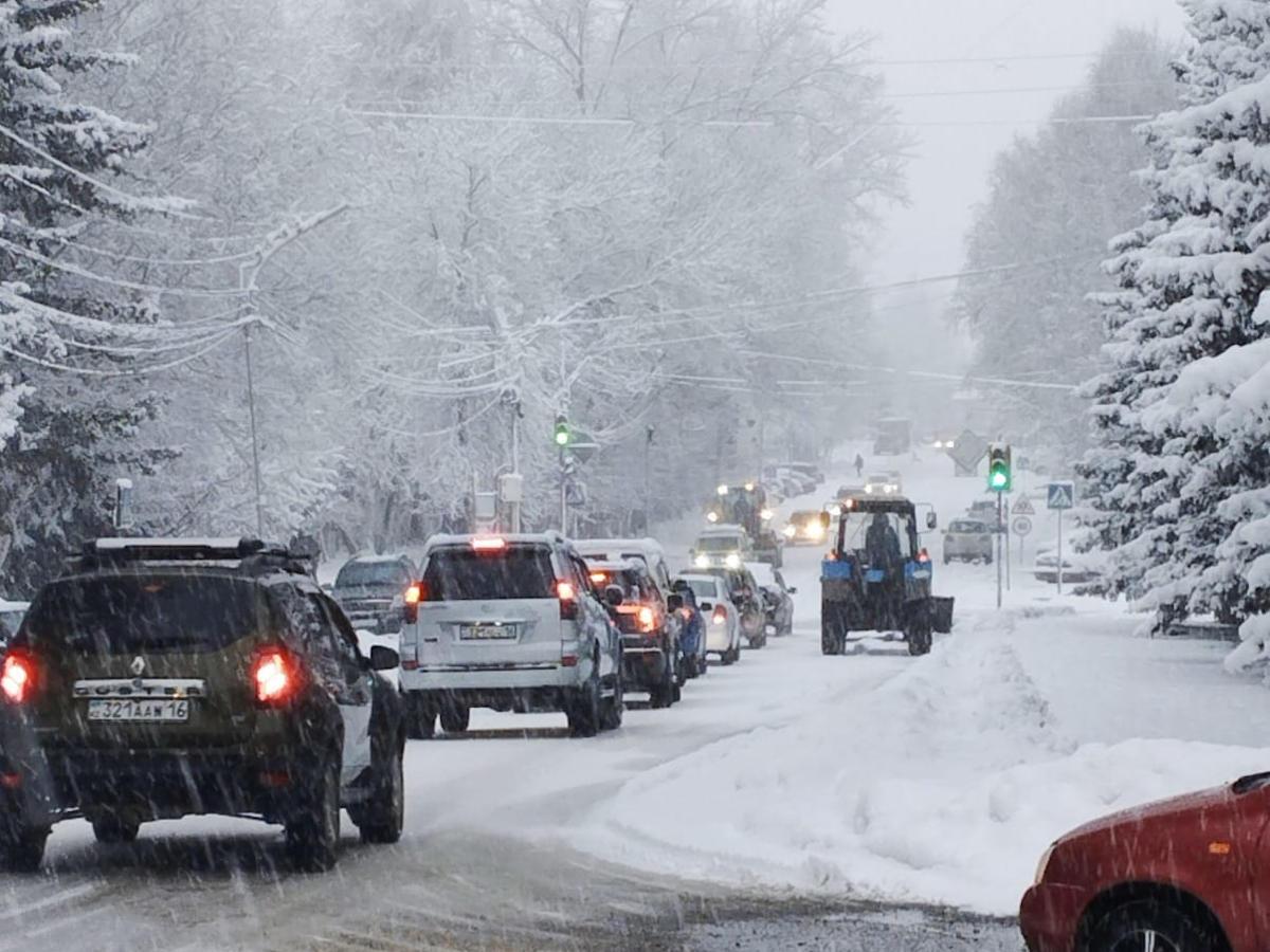 Жители Риддера столкнулись с последствиями обильного ночного снегопада