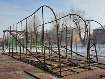 В Усть-Каменогорске начали устанавливать горки | Усть-Каменогорск Noks.kz