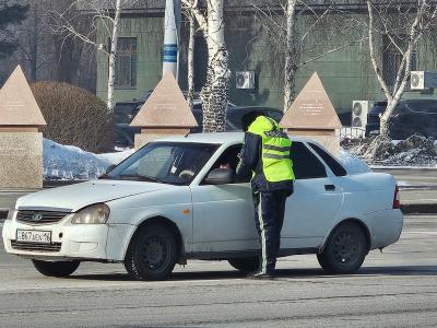 За что чаще всего останавливают водителей полицейские на площади Республики? | Дорога Noks.kz