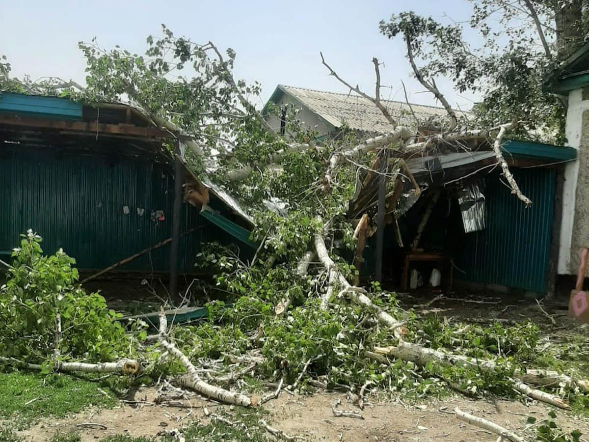 В ВКО сильный ветер привел к разрушениям