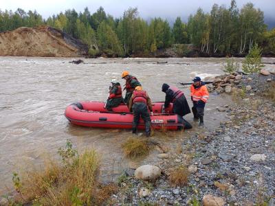 В Риддере ищут водителя квадроцикла, которого унесло бурным течением реки | Происшествия Noks.kz