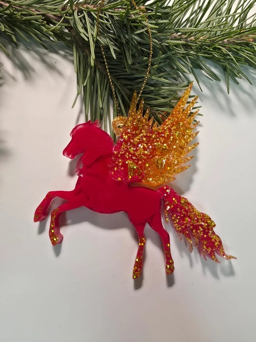 Юрист из Риддера создаёт новогодние игрушки из эпоксидной смолы