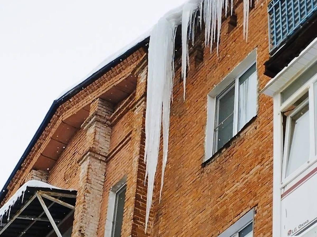 В центре Риддера с крыш домов свисают ледяные глыбы