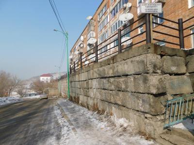 Пятиэтажка в районе Промбазы неуклонно сползает на дорогу | Усть-Каменогорск Noks.kz