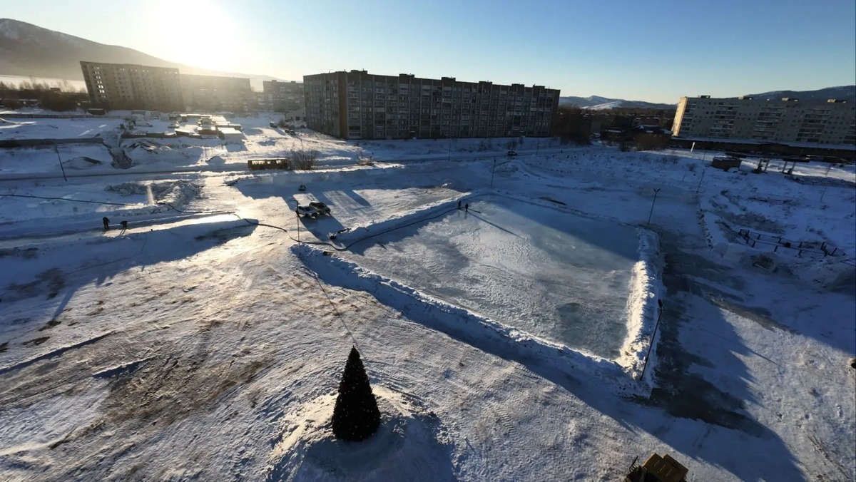 В Пятом микрорайоне Риддера сделали новогодний городок с катком и елкой