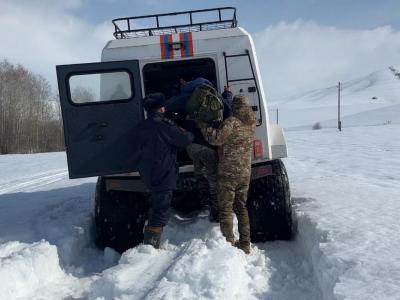 В районе Алтай спасатели помогли застрявшим в снегу мужчинам | Происшествия Noks.kz