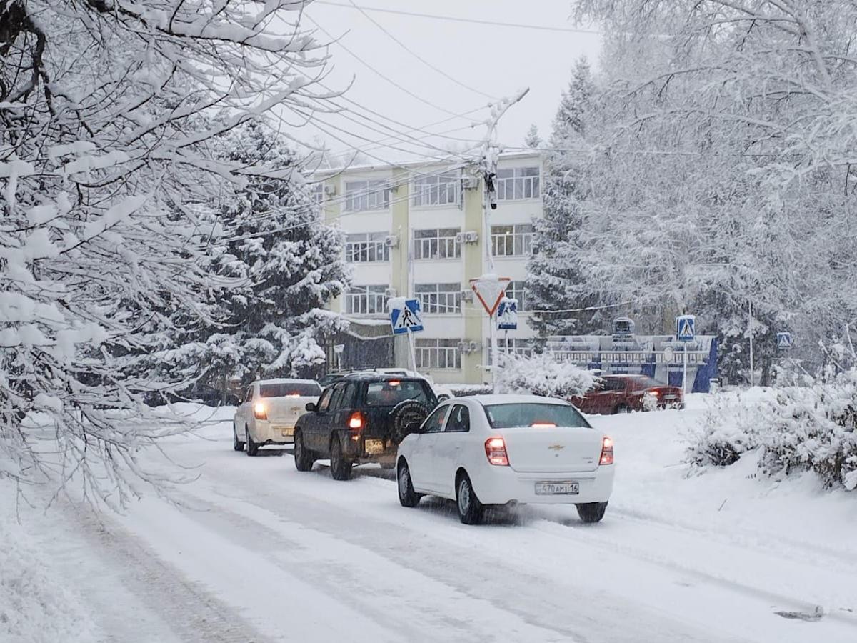 Жители Риддера столкнулись с последствиями обильного ночного снегопада