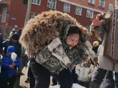 Победителем в соревновании по поднятию барана в Риддере стала женщина | ВКО Noks.kz