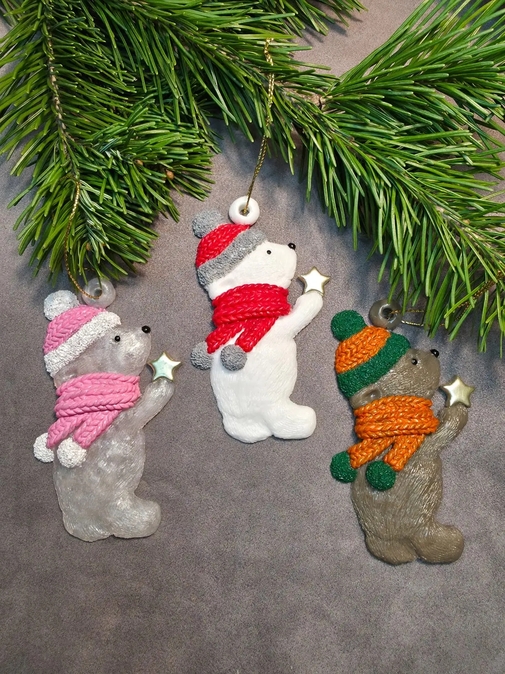 Юрист из Риддера создаёт новогодние игрушки из эпоксидной смолы