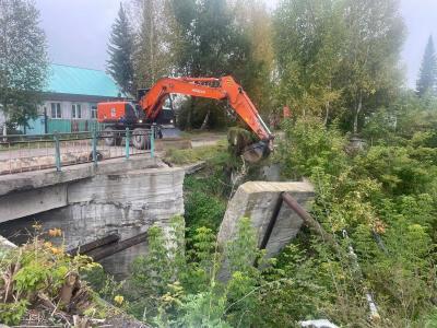 В городе Алтай ремонтируют обрушившийся мост | Город Noks.kz