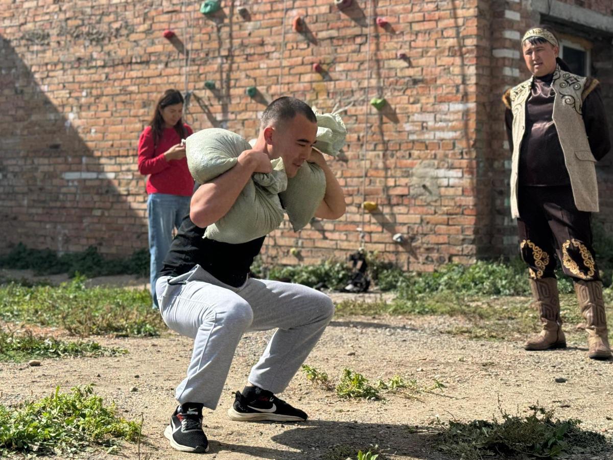 Районный конкурс «Жігіт Султаны — 2025» состоялся в поселке Прибрежный