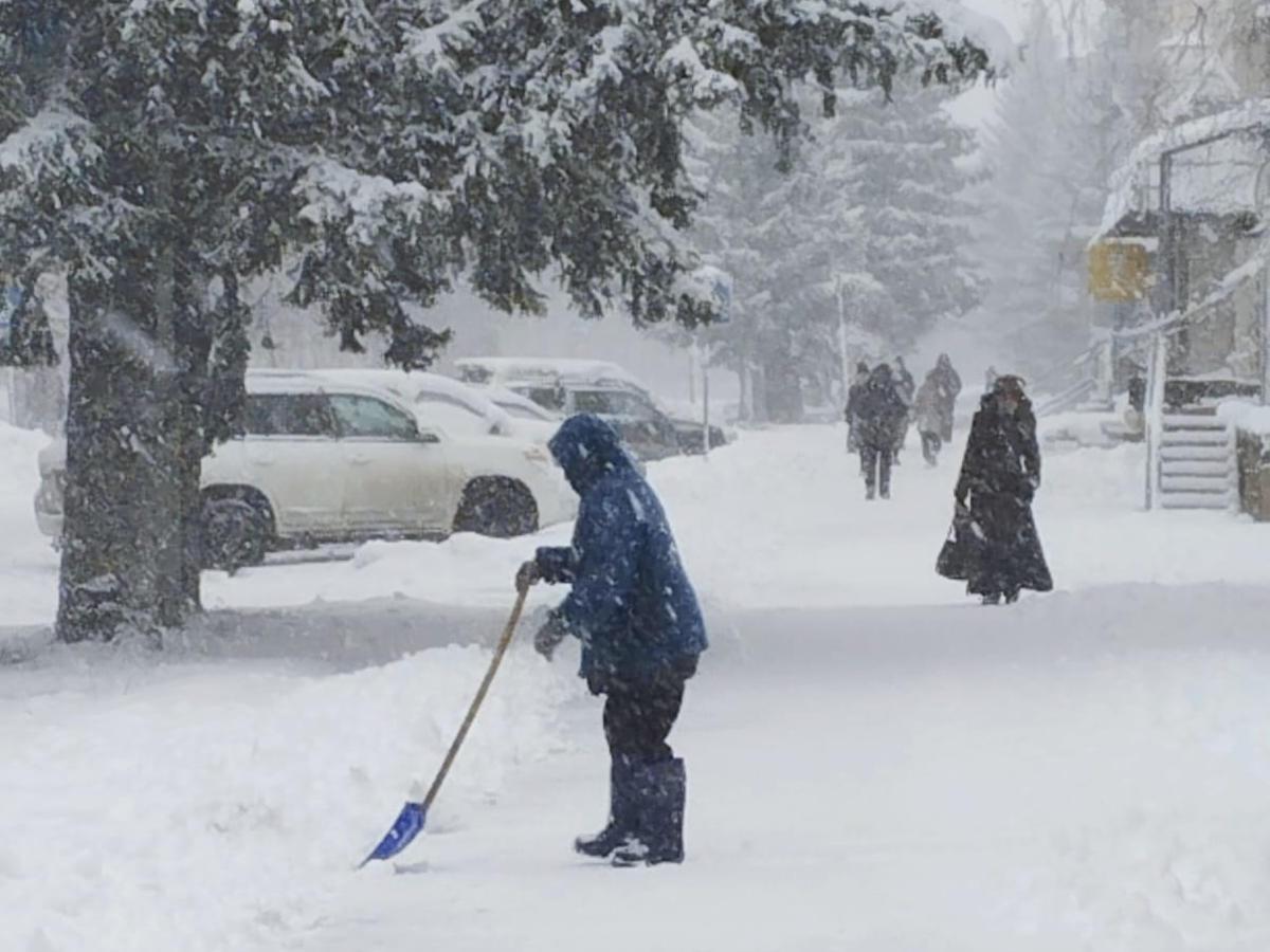 Жители Риддера столкнулись с последствиями обильного ночного снегопада
