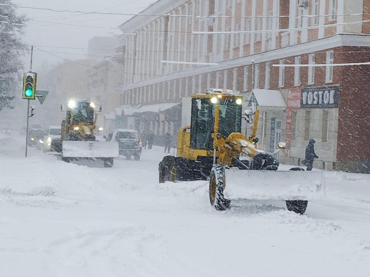 Жители Риддера столкнулись с последствиями обильного ночного снегопада