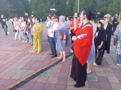 В День Победы устькаменогорцы участвовали в импровизированном караоке | Усть-Каменогорск Noks.kz
