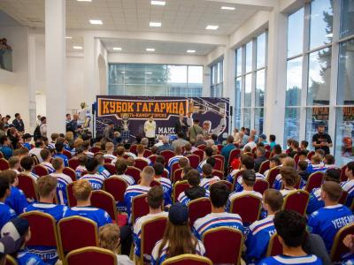 В Усть-Каменогорске обладатель Кубка Гагарина встретился с юными хоккеистами | Усть-Каменогорск Noks.kz