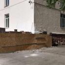 Крыльцо Дворца культуры в Риддере декорируют гранитной плиткой