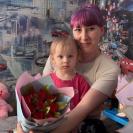 Жительница района Алтай делает букеты из атласных лент