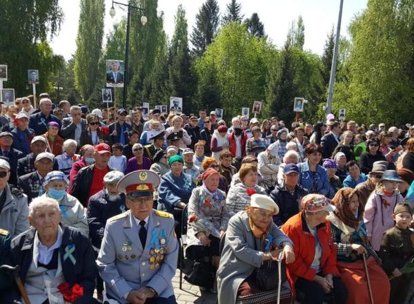 В Усть-Каменогорске у мемориала Славы состоялось возложение венков