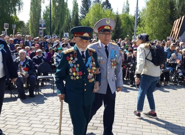 В Усть-Каменогорске у мемориала Славы состоялось возложение венков