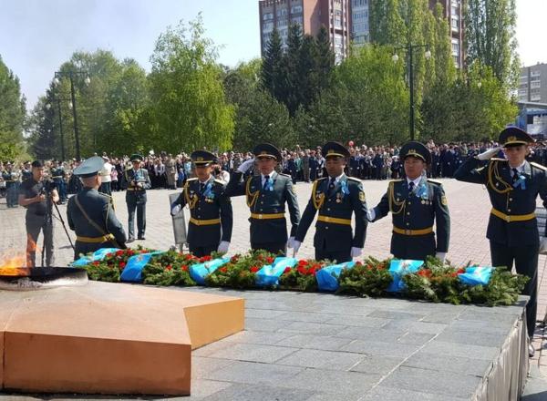 В Усть-Каменогорске у мемориала Славы состоялось возложение венков