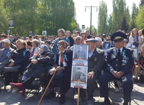 В Усть-Каменогорске у мемориала Славы состоялось возложение венков