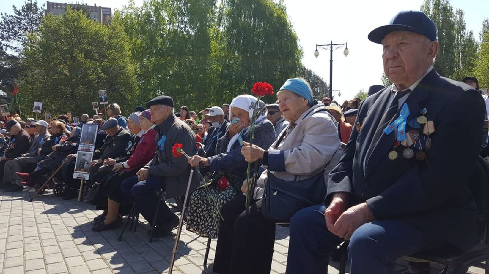 В Усть-Каменогорске у мемориала Славы состоялось возложение венков