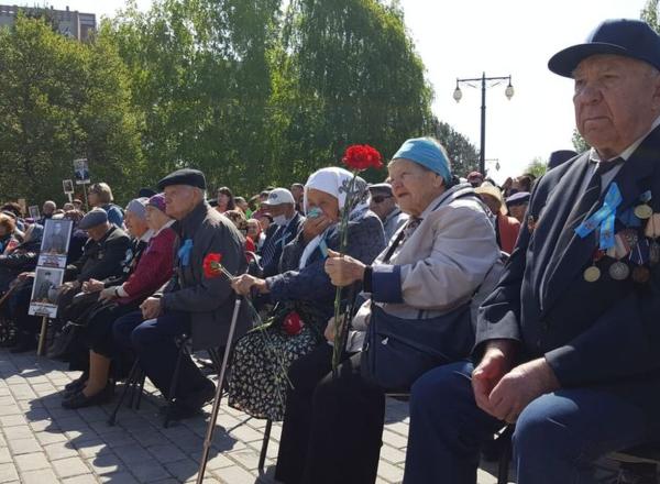 В Усть-Каменогорске у мемориала Славы состоялось возложение венков