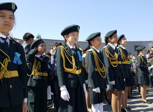 В Усть-Каменогорске у мемориала Славы состоялось возложение венков