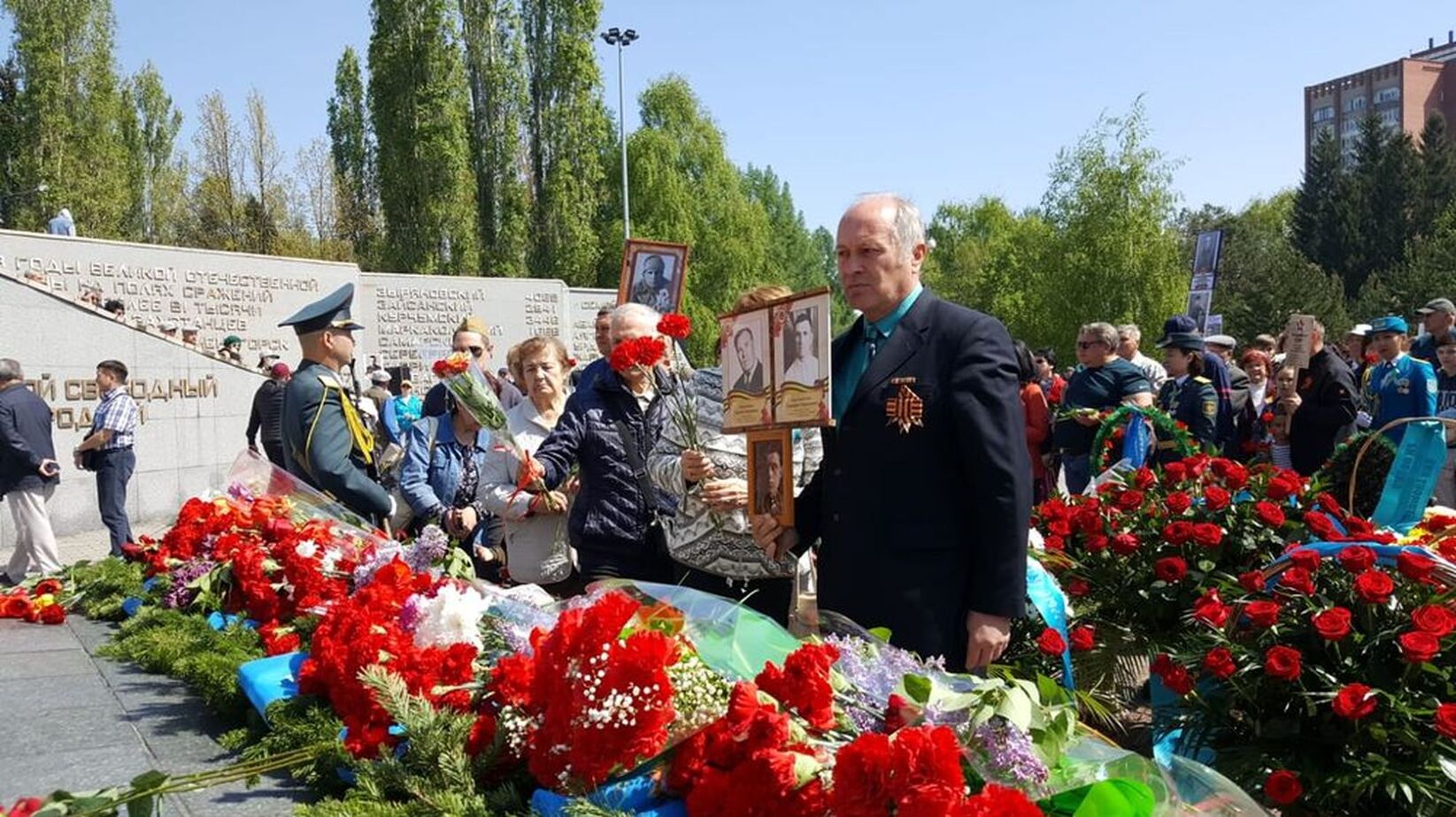 Жители Усть-Каменогорска возложили цветы у Мемориала Славы