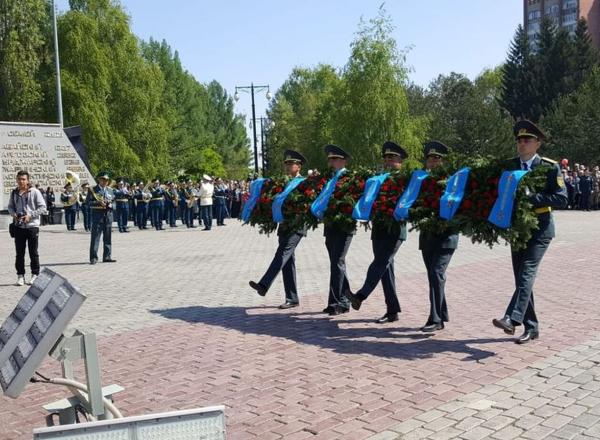 В Усть-Каменогорске у мемориала Славы состоялось возложение венков