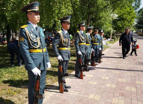 В Усть-Каменогорске у мемориала Славы состоялось возложение венков