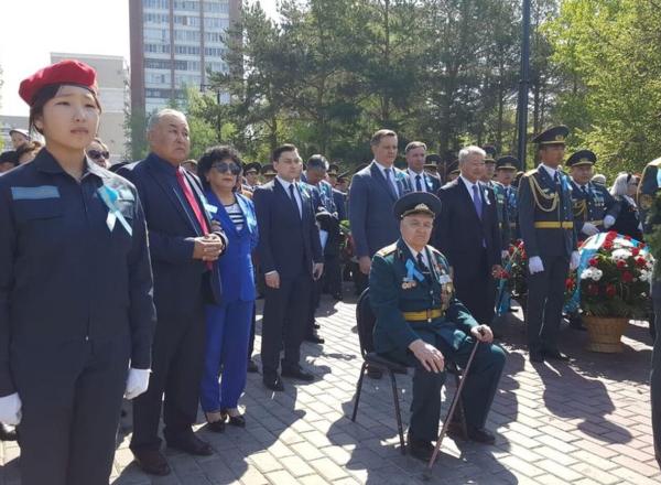 В Усть-Каменогорске у мемориала Славы состоялось возложение венков