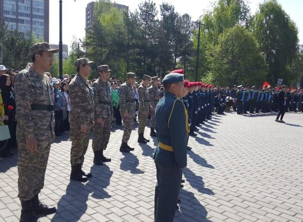 В Усть-Каменогорске у мемориала Славы состоялось возложение венков